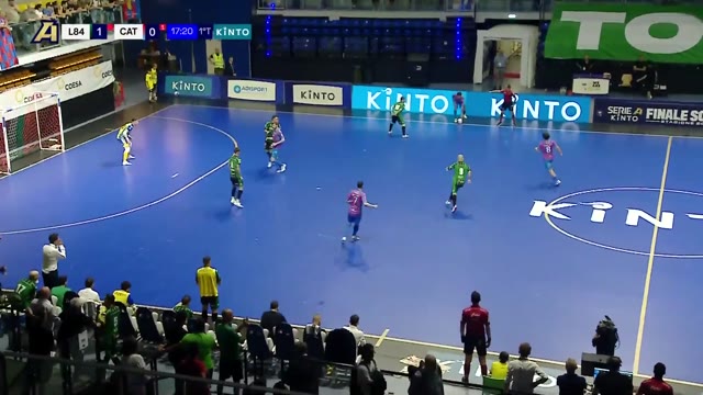 Un’azione di futsal sul campo blu nella finale tra L84 e Meta Catania